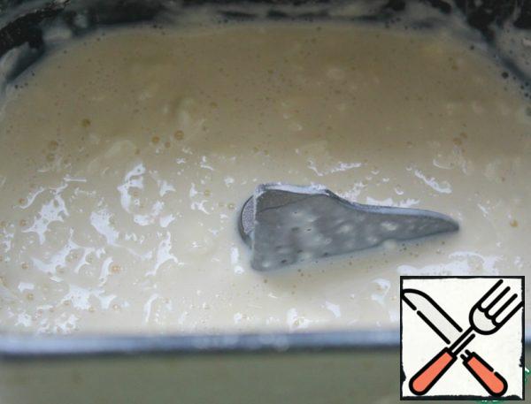 In warm milk, add sugar, yeast and 100 g of flour from the total amount.
Mix and pour into the bread maker bucket. Leave for 15 minutes with the lid closed.