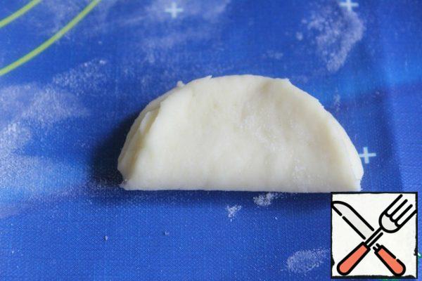Cover the baking sheet with baking paper.
Take a circle of dough and fold it in half.