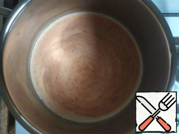 Put the milk on the fire. Add paprika, pepper and salt. Bring to a boil.
Carefully make sure that the milk does not leak out.
