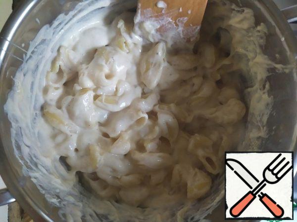 Cook until the pasta reaches the al dente state. During the cooking process, the milk will gradually turn into a creamy sauce. If you need more sauce, you can add more milk.
Once the pasta is cooked, add the cheese to it and stir until it melts.