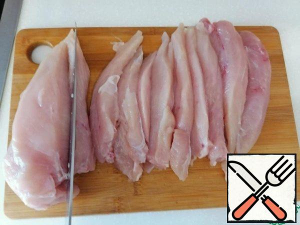 Wash the fillet and dry it with a paper towel. Cut along the fibers into 0.7 - 1 cm thick plastics .