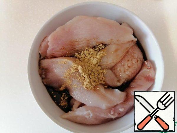 Put the sliced fillet in a bowl, pour the soy sauce 1.5 tablespoons, pour 1/2 teaspoon of dry ginger powder. Ginger must be taken in powder, I tried to cook with fresh, it does not work at all.