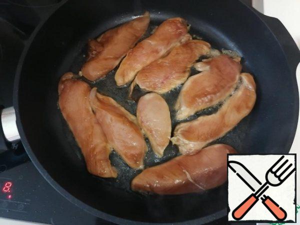 Pour vegetable oil into the pan, heat it up, spread the fillet. Fry for 1-2 minutes, depending on the thickness of your pieces. As soon as the edge of the pieces appeared light rim, turn the meat to the other side.