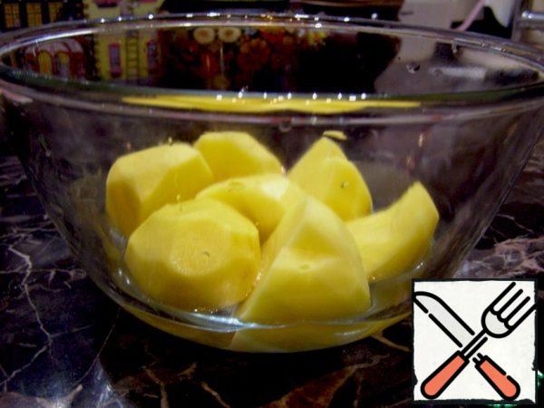 First you need to boil the potatoes. You can boil it in a uniform and clean it, or you can immediately clean it and cook it in a microwave oven, as I did. I like this method better: firstly, there is no need to peel hot potatoes, and secondly, it cooks faster than on the stove. And it turns out that the potatoes are not watery, since you will need only 0.5 cups of water.