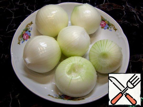 Peel the onion. You will need a lot of onions: you will need only one onion for filling, and the rest for serving.