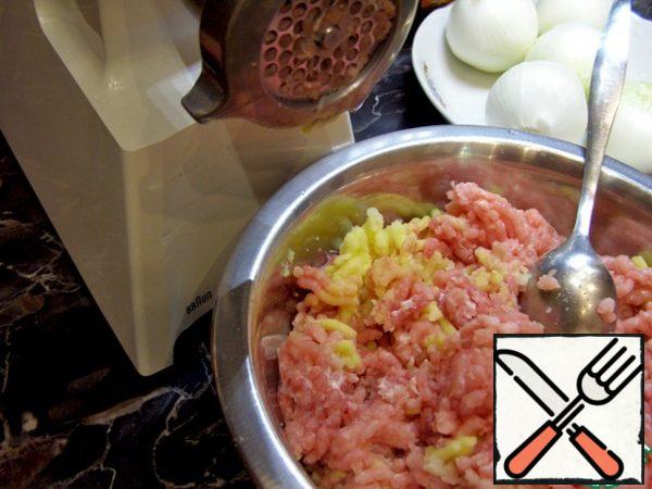 Prepare minced meat, boiled potatoes and onions. Add one egg, salt and pepper. Mix everything well.