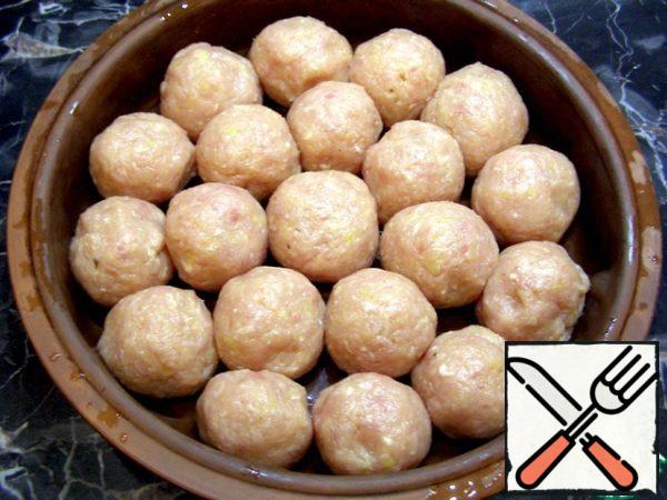 From the finished minced meat, form small balls about the size of one tablespoon of minced meat. Put them in a suitable form and bake in the oven at a temperature of 190-200 * C until ready. It took me 35 minutes.