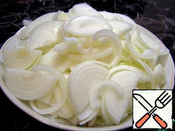 While the wizards are cooking in the oven, let's take care of the remaining onions. Cut it into thin half-rings or quarter-rings (as you prefer) and deep-fry it until a golden crust forms. If you sprinkle the onion with a pinch of sugar, it will become more ruddy and sweet.