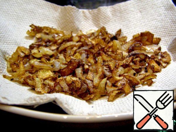 We put the finished onion on a paper towel so that the excess oil is absorbed.