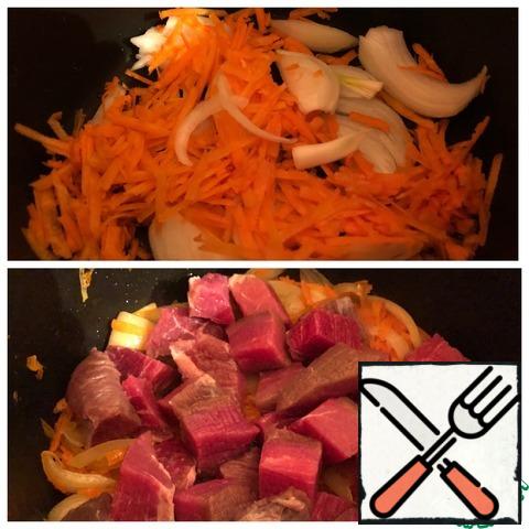 In the bowl of a slow cooker, put the onion cut into half rings, grate the carrots on a large grater. Fry in vegetable oil for 10 minutes. Then add the meat cut into small cubes. Continue to fry everything together for another 20 minutes.