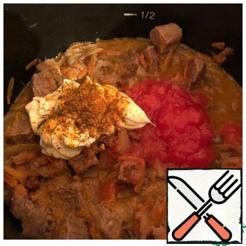 Add all the spices, sour cream, and a glass of boiled water. Grate the tomato. Mix everything. Close the slow cooker lid, valve put in 3. Mode suppression for 40 minutes.