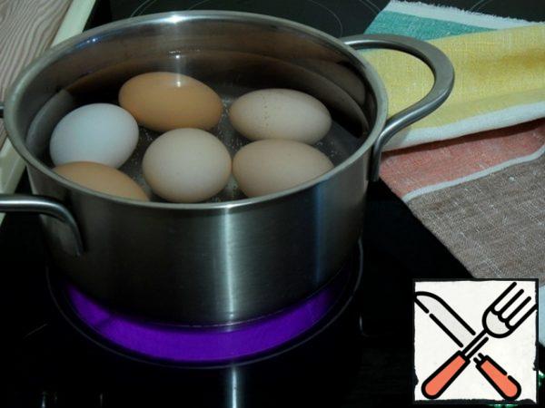 Boil the eggs. Put them in cold water and cook for 3-4 minutes after boiling. Then drain the boiling water and pour cold water, cool.
Take the butter out of the refrigerator in advance, it does not need to be melted, it just needs to be melted.