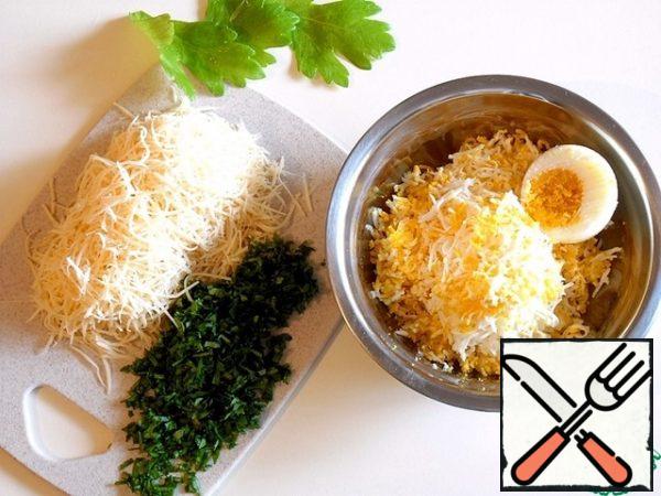 Peel the cooled eggs, rub the "fine scales" on a grater and rub hard cheese on it. Finely chop the greens. I took celery, but you can take any one you like.