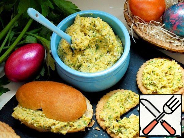 and you can have breakfast.
Pasta can be spread on a bun, biscuit or cracker. In any form, it is very satisfying and much tastier than a regular cheese sandwich.
If the pasta is diluted with cream or milk, bring to a boil, you will get an excellent sauce for pasta.