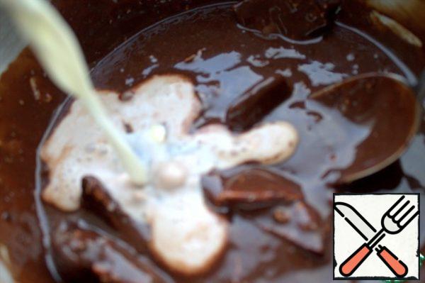 Pour in the remaining milk, put the chocolate in a bowl and put it on a small fire.