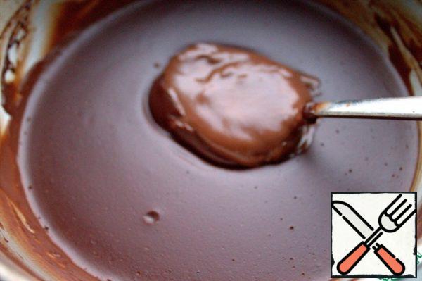 If you want to leave the surface of the pudding smooth, then pour without cooling.
