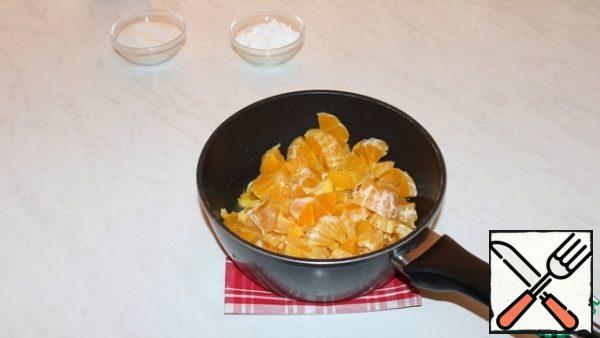 Preparing the filling. Peel the oranges and remove the seeds.