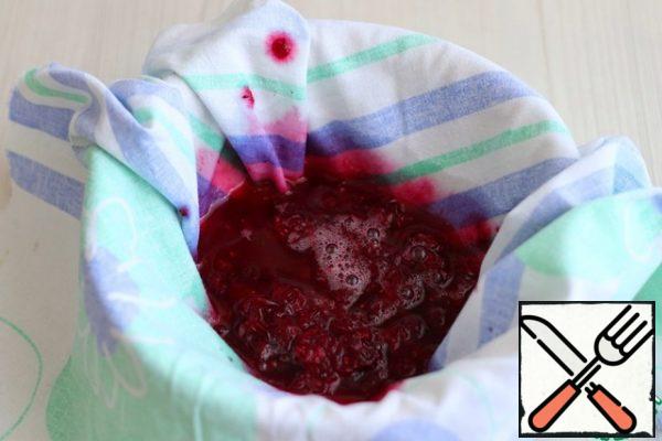 Put the cranberry cake on a piece of cloth, pour a small amount of water and rinse, then squeeze well in the cloth.