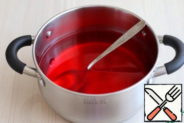 add water (1.5 liters) to the cranberry juice. If desired, you can add a little more water. Put the container on medium heat, bring to a boil, add sugar to taste. 2 tablespoons of starch dilute with warm water and add to the container with cranberry juice solution.