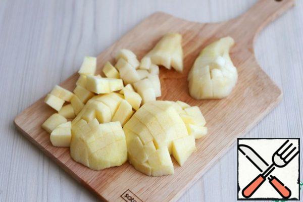 Peel an apple (1 pc.) and a pear (1 pc.) and cut into cubes. Rinse the raisins (1 handful) in warm water. Add chopped apples and pears to the hot cranberry solution, add raisins and add cinnamon to taste. While stirring, boil the fruit until soft.