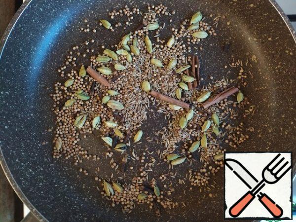 In a hot pan (without oil), fry a little of our spices. Literally 2 minutes, until the appearance of a strong aroma. Be careful not to overcook it.Fry everything except the nutmeg, because it is grated. And I have black pepper in the mill, so I screwed it up beforehand and didn't fry it either.