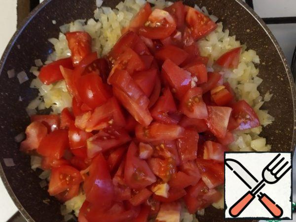 Add the tomatoes and simmer until they are soft.
Previously, you can remove the skin from them, but this is not necessary.