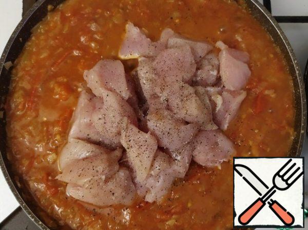 Add the chicken breast, add salt and pepper.If you have little liquid, then fry the breast for 5 minutes, then add a little water and simmer for 10-15 minutes. If, as I have, the liquid is in excess, then immediately begin to simmer under the lid.