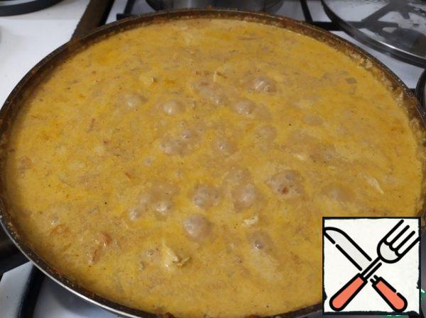 Actually, now it remains to simmer until the sauce thickens. You can try for the presence of salt, spices and add them as needed.