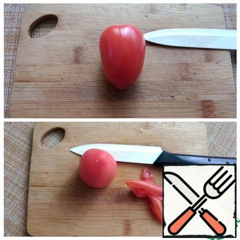 I'll add tomatoes to the soup. I'll skin it. Cut the tomato crosswise, put it in boiling water for a minute, and then under cold water. To do this, I use a skimmer. The skin, you can say that, will peel off itself. Cut the tomato into a small cube.