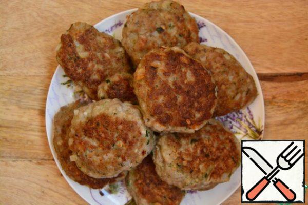 Cutlets can be used any to your taste (or yesterday's). I have homemade minced meat (pork + beef), spinach, semolina, onion, garlic, kefir.