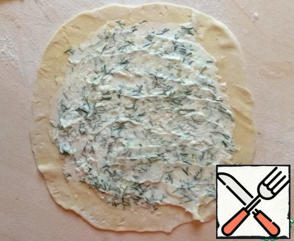 Divide the dough into 10 parts. Roll each part into a thin circle. Grease the filling, approximately 1-1. 5 tbsp.