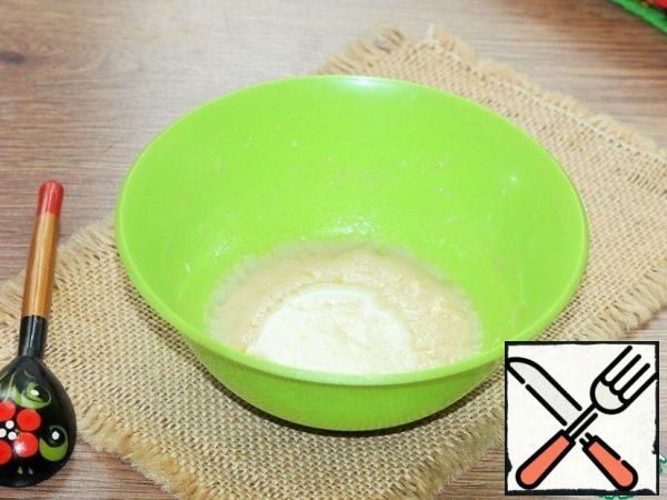 Prepare the sourdough. Mix flour (2 tbsp) with dry yeast. Add warm water (50 ml), 1 tbsp sugar and mix. Put a bowl of sourdough in a warm place until the foam cap appears.