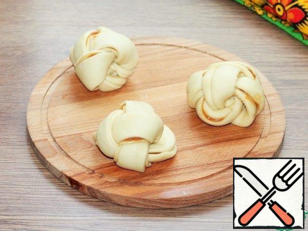 You get these "balls". With the rest of the dough, we do the same. Cover the baking sheet with baking paper and grease with vegetable oil. Put the buns blanks. Cover the buns with a film or transparent bag, and remove to a warm place to rise 2 times.