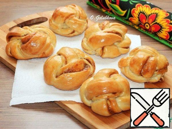 Bake the rolls preheated to 180 C in the oven until a beautiful crust. Grease the buns with whipped yolk and for 5 minutes, brown in the oven.