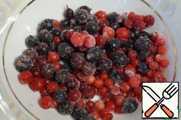 Berries can be taken any to your taste. They can be fresh or frozen. I have red and black currants. Remove from the freezer and leave.