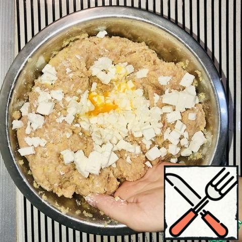 Chop the cheese into a small cube. Put it to the mince. Break the egg carefully, so as not to drain all the protein, this will make the cutlets even more tender. I don't put some of the protein in, save it for another dish, or make a face mask.