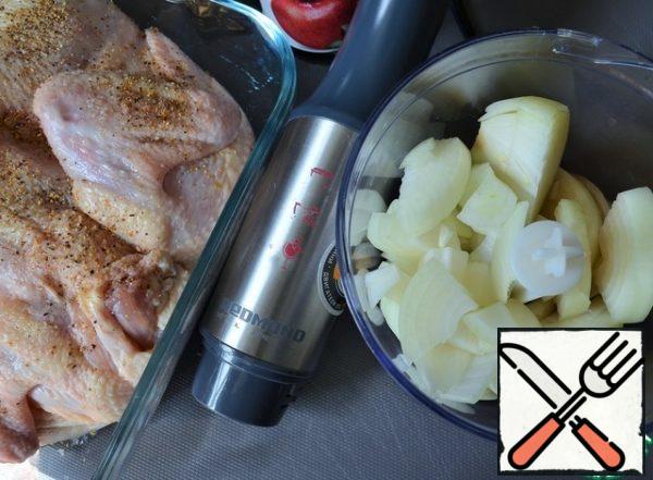 Peel the onion, cut it into slices and put it in a bowl for chopping.
Pour in the juice and brandy.