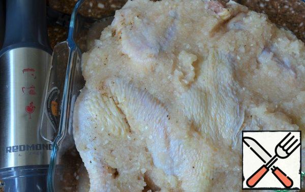 Put part of the marinade on the bottom of the mold according to the size of the chicken, on it the chicken skin up, on it the remaining marinade. Cover and set aside for 30 minutes.