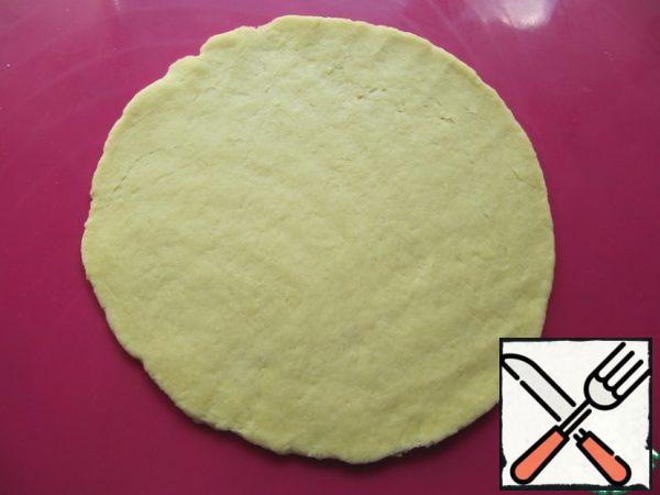 Divide the dough into 2 equal parts, roll out to the size of the bottom of the bowl of a slow cooker or baking dish (d=no more than 20 cm).