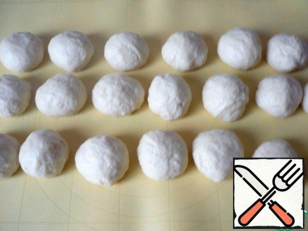 Proceed to cutting the dough - divide it into 19 parts and roll them into balls.