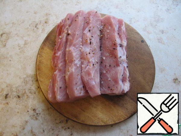 When using carbonate in the finished form, the meat will be more "lean", when using the neck part - more juicy, but also more fatty! Choose according to your taste and preferences!
Wash a piece of carbonate and dry it with a paper towel. In the cut, make 5 deep incisions along the piece, one in the center, two symmetrically along the edges (do not cut through to the end!). Sprinkle the meat with salt, pepper and spices to your taste.