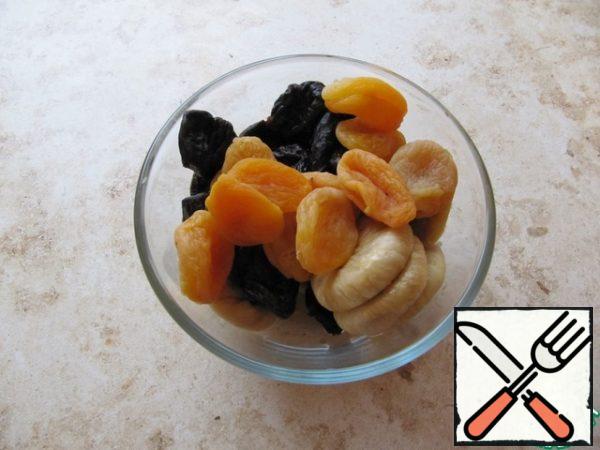 Pour the dried fruits with hot water for 5-10 minutes, then drain, rinse again, dry with a paper towel.