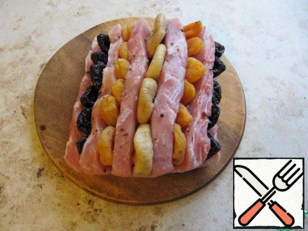 Put figs in the central part (the amount of figs can be halved by cutting each fruit lengthwise, since figs give a rich sweetness), put dried apricots and prunes in the side parts (adjust the amount to your liking!).
