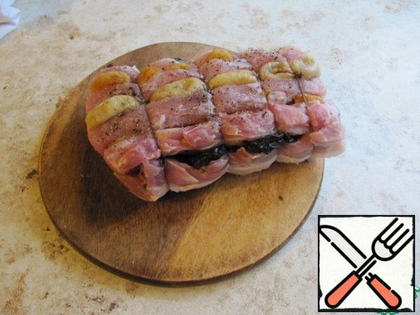 Tie the meat tightly with a cooking thread. It is better to cook the meat in the evening and send it to the refrigerator overnight, covered with cling film. Thus, the meat will be filled with the taste and aroma of dried fruits!