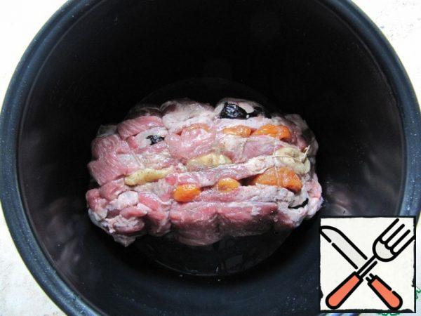 Pour 1 tablespoon of vegetable oil on the bottom of the bowl of the slow cooker and put a piece of prepared meat. I use a slow cooker to bake meat. Set the Baking mode to 60 minutes. After 15 minutes, open the lid of the slow cooker to gently turn the meat over, and add 50 ml of water if there is not enough meat juice and the meat may burn! During an hour of cooking in the "Baking" mode, I turned the piece 4 times so that the meat was browned from all sides, if necessary, I added water if the meat juice was not enough. After the end of the program, install the additional "slow cooker" program for 15 minutes at a temperature of 140*With or program stewing until the meat is ready and pour the sauce (recipe below).