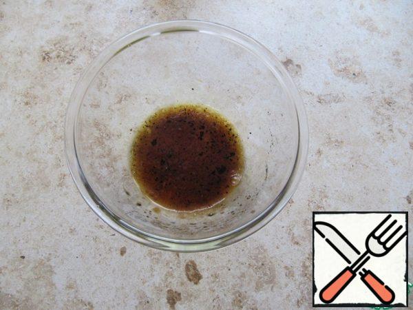 For the sauce, mix liquid honey, balsamic vinegar, vegetable oil in proportions to your taste, if desired, you can add soy sauce, spices.