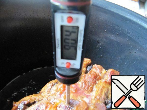 On average, cooking takes an hour and a half, during which time the pork will be covered with a beautiful brown crust, and the meat will be juicy and soft inside. After the warning signal, the meat can be left in the slow cooker until it cools completely, then wrapped in plastic wrap or foil and sent to the refrigerator. Serve both hot and cold, cut into thin slices. Remove the threads from the slightly cooled meat so as not to break the integrity!