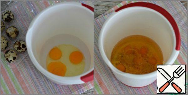 Prepare the mayonnaise.
For its preparation, it is better to use a high capacity and not very wide. For example, a liter jar.
Drive the quail eggs into the container. (the integrity of the yolk does not matter)
Pour in refined sunflower oil, add lemon juice, salt, sugar, Dijon mustard. If you use table mustard, 1/2 teaspoon of mustard will be enough.