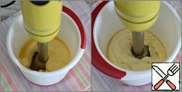 Gradually lift the blender from the bottom of the container (the emulsion will rise behind the blender), and then continue to beat the mayonnaise with movements from top to bottom until a homogeneous mass is obtained.