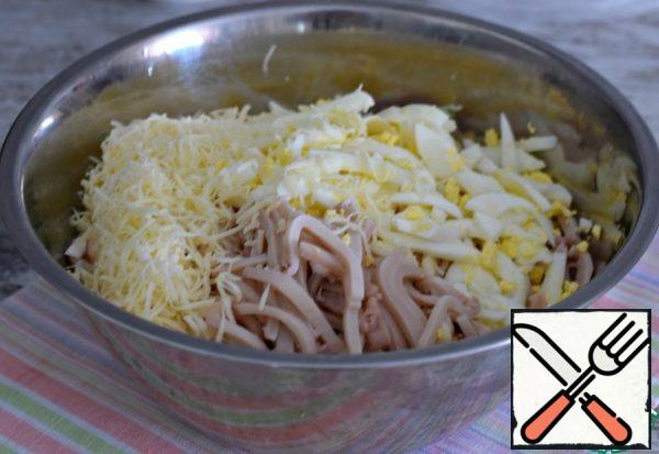 Put all the ingredients in a bowl or a large salad bowl, add the cheese, grated on a fine grater.